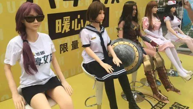 高傲的“單身”還是選擇人體硅膠娃娃？